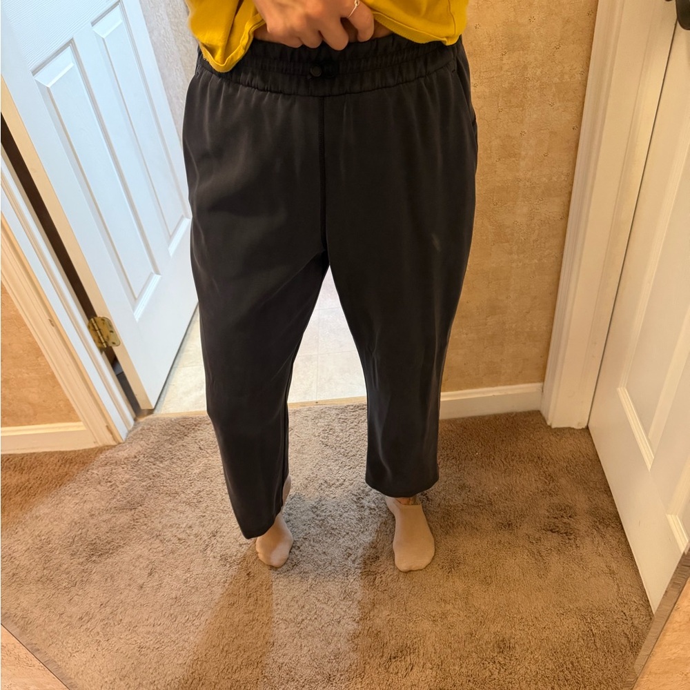 Women’s lululemon softstream cropped sweat pants like new sz 10